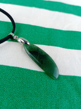 Cargar imagen en el visor de la galería, Colgante Jade Verde Mod. 2
