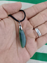 Cargar imagen en el visor de la galería, Colgante Jade Verde Mod. 2
