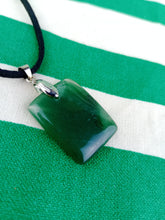 Cargar imagen en el visor de la galería, Colgante Jade Verde Mod. 5
