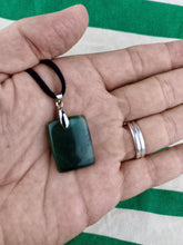Cargar imagen en el visor de la galería, Colgante Jade Verde Mod. 5
