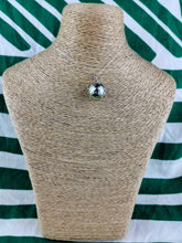 Cargar imagen en el visor de la galería, Llamador de Angeles Plata y Dorado
