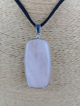 Cargar imagen en el visor de la galería, Colgante Cuarzo Rosa Perfil Acero Rectangular
