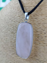 Cargar imagen en el visor de la galería, Colgante Cuarzo Rosa Perfil Acero Rectangular
