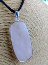 Cargar imagen en el visor de la galería, Colgante Cuarzo Rosa Perfil Acero Rectangular
