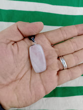 Cargar imagen en el visor de la galería, Colgante Cuarzo Rosa Perfil Acero Rectangular
