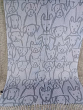 Cargar imagen en el visor de la galería, Pañuelo Perros Gris Doble Dibujo
