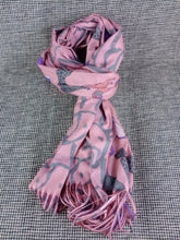 Cargar imagen en el visor de la galería, Pañuelo Perros Rosa Doble Dibujo

