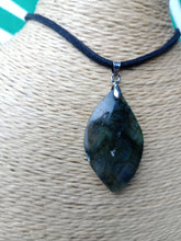 Cargar imagen en el visor de la galería, Colgante Labradorita Mod. 3
