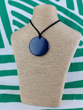 Cargar imagen en el visor de la galería, Colgante Shunguita / Shunguita Circulo 5 cm
