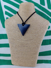 Cargar imagen en el visor de la galería, Colgante Shunguita Triangulo Femenino
