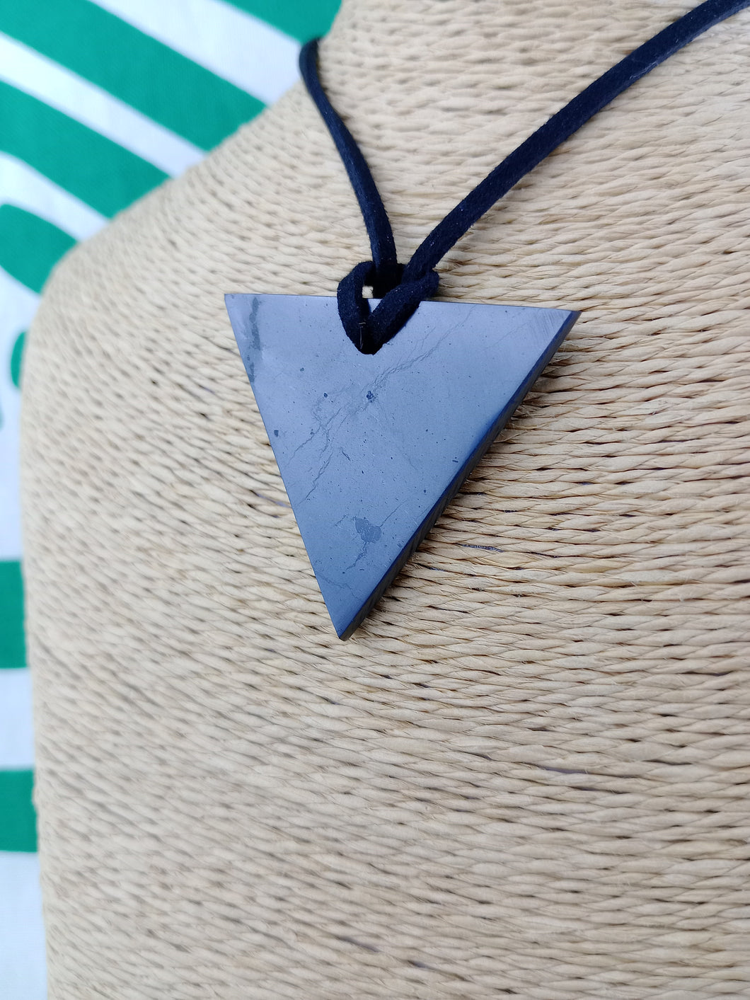 Colgante Shunguita Triangulo Femenino