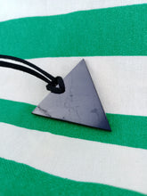 Cargar imagen en el visor de la galería, Colgante Shunguita Triangulo Femenino
