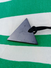 Cargar imagen en el visor de la galería, Colgante Shunguita Triangulo Femenino
