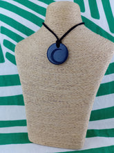 Cargar imagen en el visor de la galería, Colgante Shunguita Circulo Luna Tallada
