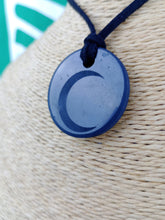 Cargar imagen en el visor de la galería, Colgante Shunguita Circulo Luna Tallada
