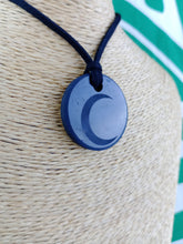 Cargar imagen en el visor de la galería, Colgante Shunguita Circulo Luna Tallada
