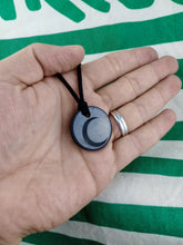 Cargar imagen en el visor de la galería, Colgante Shunguita Circulo Luna Tallada
