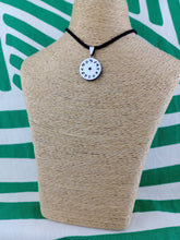 Cargar imagen en el visor de la galería, Colgante Shunguita Horoscopo
