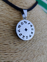 Cargar imagen en el visor de la galería, Colgante Shunguita Horoscopo
