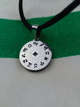 Cargar imagen en el visor de la galería, Colgante Shunguita Horoscopo
