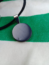 Cargar imagen en el visor de la galería, Colgante Shunguita Horoscopo
