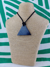 Cargar imagen en el visor de la galería, Colgante Shunguita Triangulo Masculino
