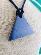 Cargar imagen en el visor de la galería, Colgante Shunguita Triangulo Masculino
