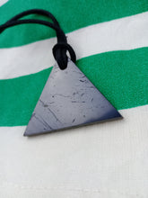 Cargar imagen en el visor de la galería, Colgante Shunguita Triangulo Masculino
