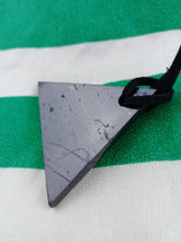 Cargar imagen en el visor de la galería, Colgante Shunguita Triangulo Masculino
