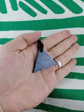 Cargar imagen en el visor de la galería, Colgante Shunguita Triangulo Masculino
