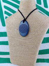Cargar imagen en el visor de la galería, Colgante Shunguita Flor de la Vida Tallada
