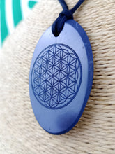 Cargar imagen en el visor de la galería, Colgante Shunguita Flor de la Vida Tallada
