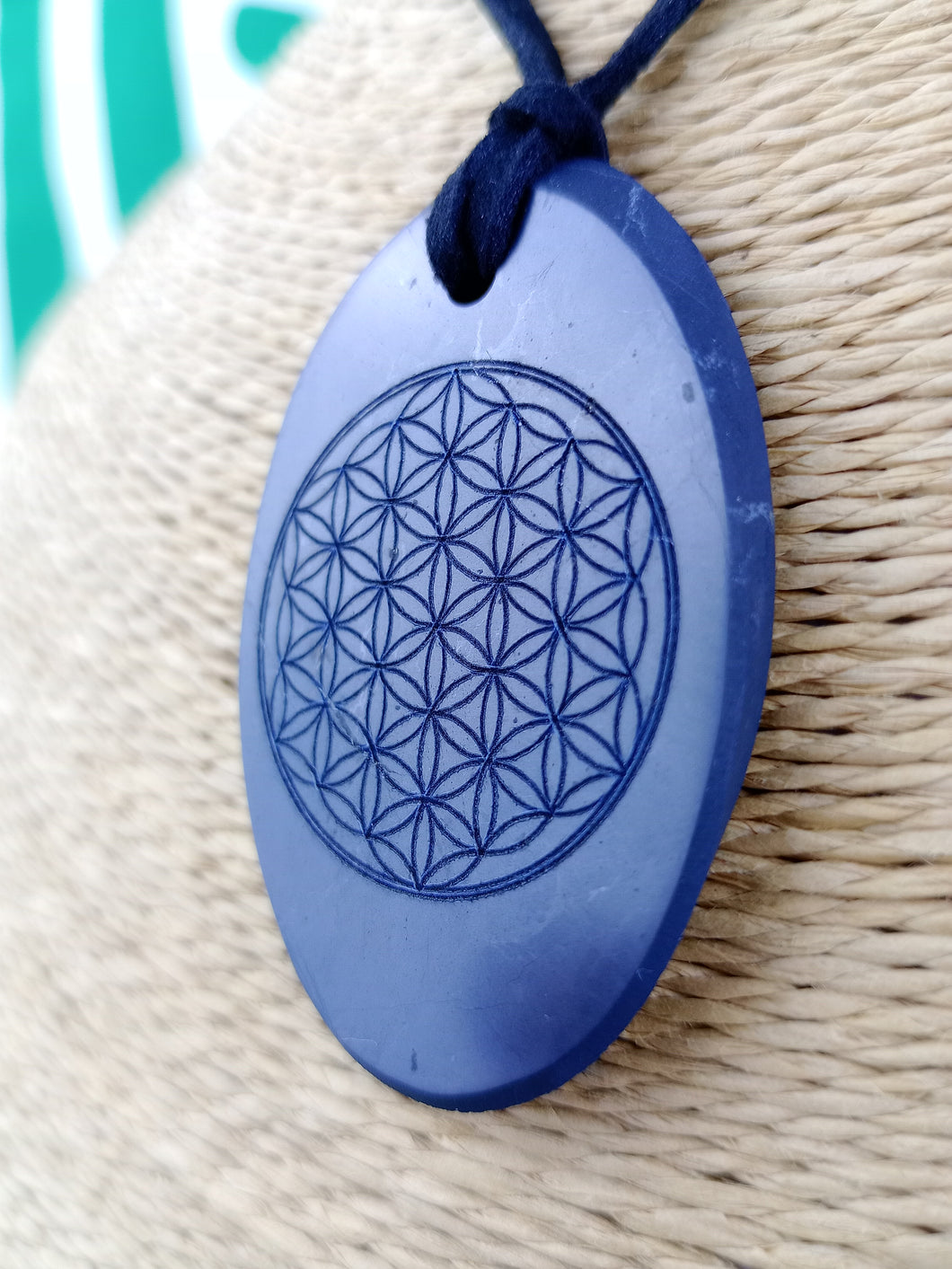 Colgante Shunguita Flor de la Vida Tallada