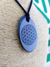 Cargar imagen en el visor de la galería, Colgante Shunguita Flor de la Vida Tallada
