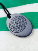 Cargar imagen en el visor de la galería, Colgante Shunguita Flor de la Vida Tallada
