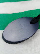 Cargar imagen en el visor de la galería, Colgante Shunguita Flor de la Vida Tallada
