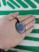 Cargar imagen en el visor de la galería, Colgante Shunguita Flor de la Vida Tallada
