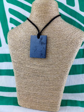 Cargar imagen en el visor de la galería, Colgante Shunguita Rectangular
