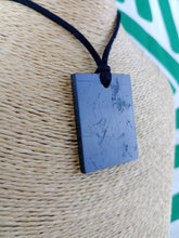 Cargar imagen en el visor de la galería, Colgante Shunguita Rectangular
