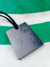 Cargar imagen en el visor de la galería, Colgante Shunguita Rectangular
