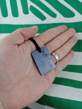 Cargar imagen en el visor de la galería, Colgante Shunguita Rectangular

