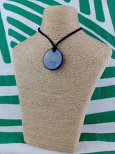 Cargar imagen en el visor de la galería, Colgante Shunguita / Shunguita Circulo 3 cm
