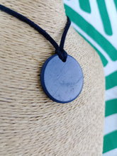 Cargar imagen en el visor de la galería, Colgante Shunguita / Shunguita Circulo 3 cm
