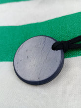 Cargar imagen en el visor de la galería, Colgante Shunguita / Shunguita Circulo 3 cm
