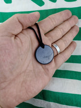 Cargar imagen en el visor de la galería, Colgante Shunguita / Shunguita Circulo 3 cm
