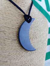 Cargar imagen en el visor de la galería, Colgante Shunguita / Shunguita Luna
