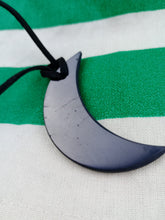 Cargar imagen en el visor de la galería, Colgante Shunguita / Shunguita Luna
