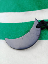 Cargar imagen en el visor de la galería, Colgante Shunguita / Shunguita Luna
