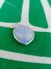 Cargar imagen en el visor de la galería, Colgante Piedra Luna Mediana Mod. 2
