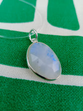 Cargar imagen en el visor de la galería, Colgante Piedra Luna Mediana Mod. 3
